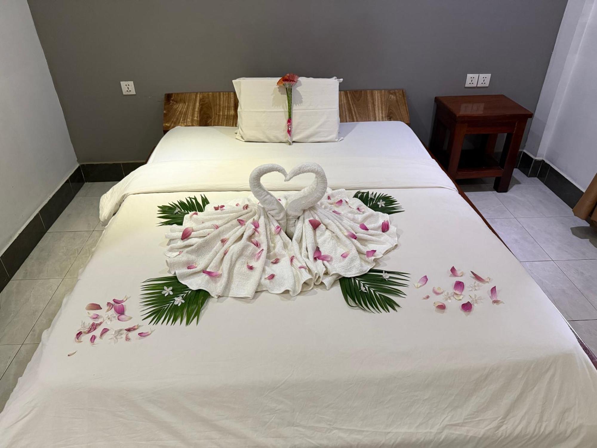 Neakru Guesthouse And Restaurant Kampot Eksteriør bilde